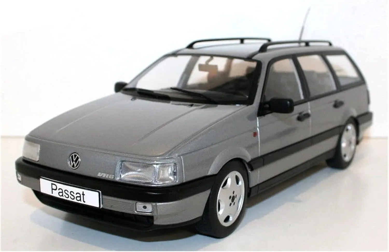 Alloy Resin Car Vehicle Model Fit for Passat B3 1 18 Alloy Car Model Adult Nostalgic Classic Collection Static Display Ornament Festive Deluxe Gift