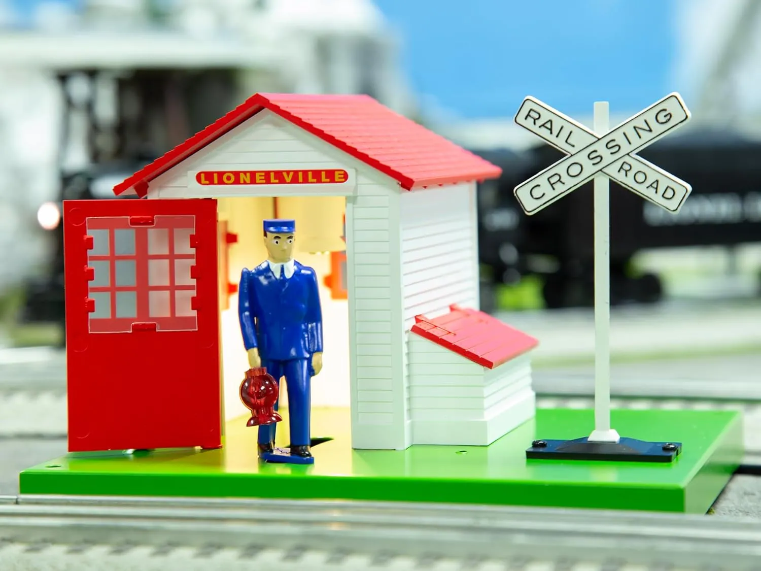 Lionel Lionelville Classic Automatic Plug-Expand-Play Gateman O Gauge Model Train Accessory