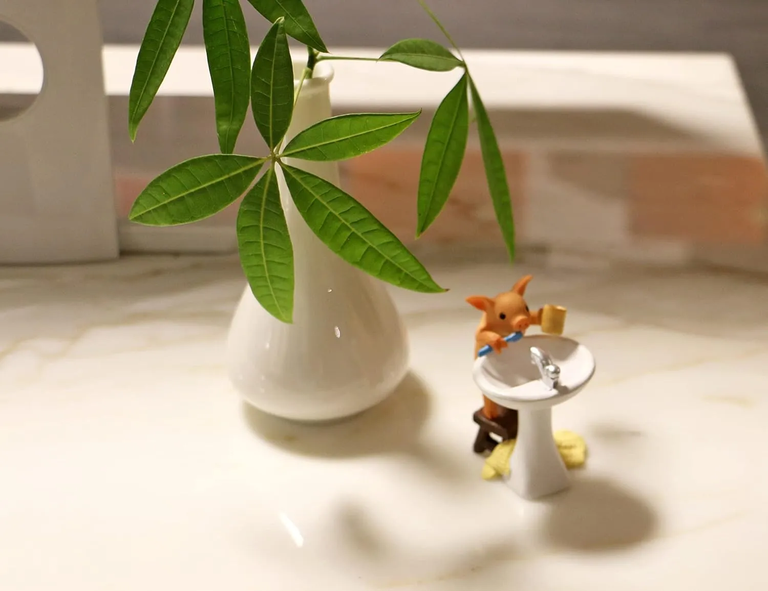 Mini Pig Figurine, Resin Home Decor, Lucky Animal Garden Statue for Micro Landscape (Pig Brushing Teeth)