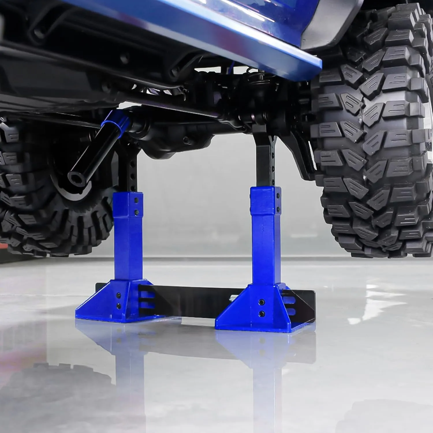 RC Car Jack Stand for 1/8 1/10 Scale Climbing Crawler Car Jack Stand Accessory for Traxxas TRX4 Axial SCX10 RC4WD Tamiya CC01 D90 HPI HSP D110 TF2 Redcat Gen7 Gen8, 2 Pairs Metal Jack Stand(Blue)