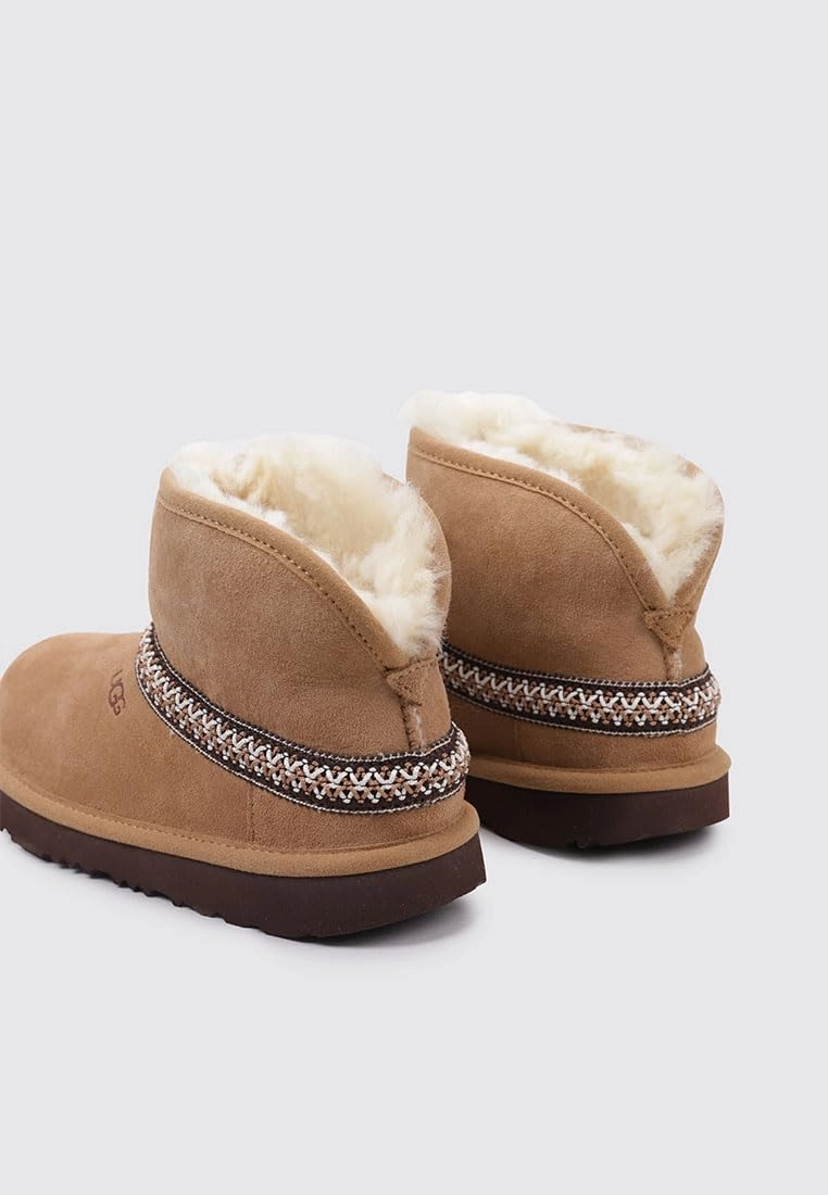 UGG Unisex-Child K Classic Mini Crescent Fashion Boot