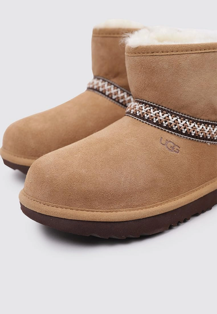 UGG Unisex-Child K Classic Mini Crescent Fashion Boot