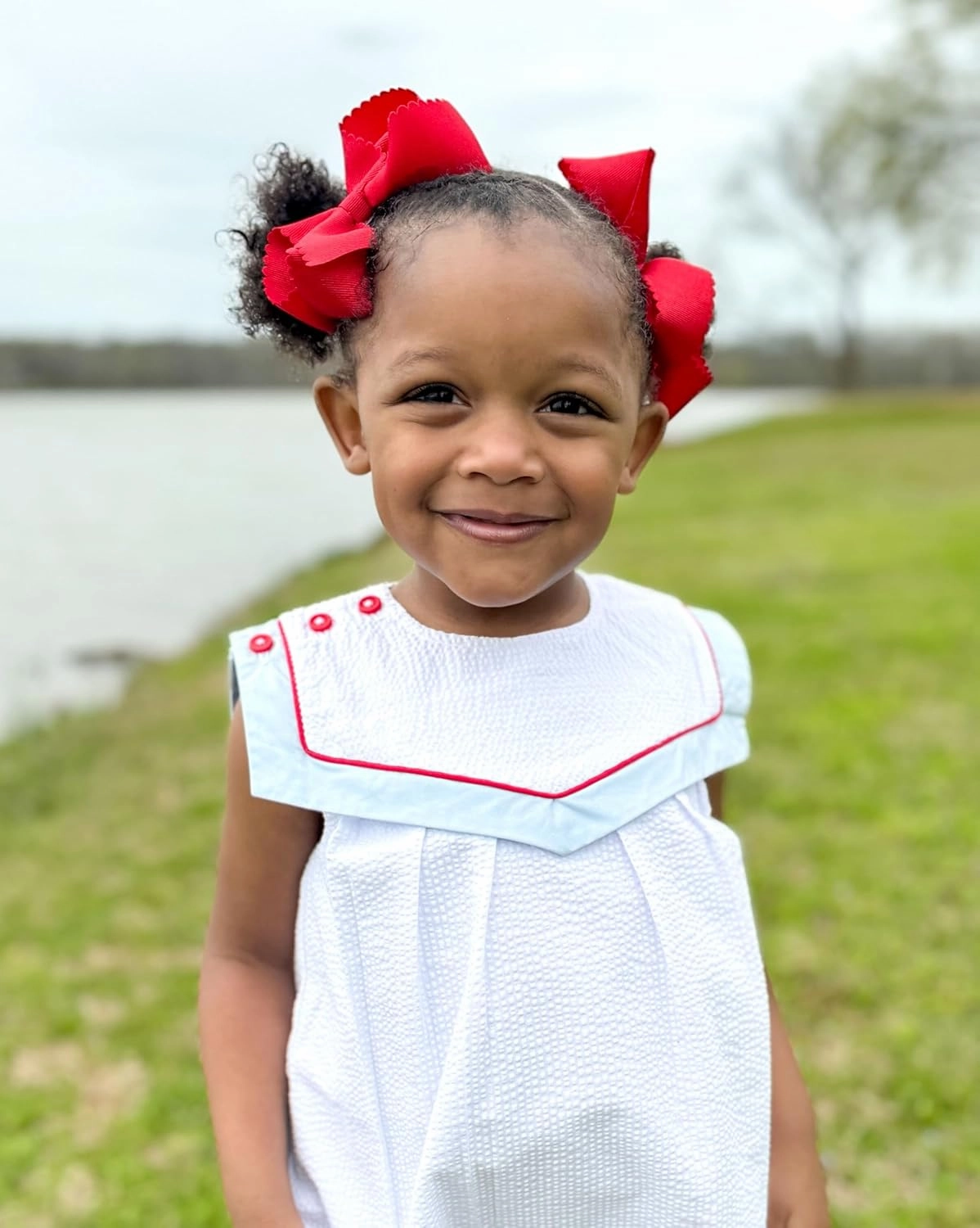 Wee Ones Girls' Classic Grosgrain Hair Bow with Scalloped Edges and Plain Wrap Center on a WeeStay Hair Clip, Medium, Red